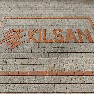 Logo işlenmiş kilit taşı döşeme modelleri