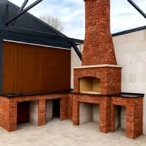 Kırmızı tuğla barbekü – Barbekü Model 12, kemerli ateşlik ve yan tezgâhlı tasarım