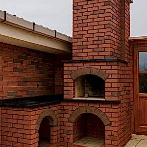 Tuğla barbekü modelleri – geniş ızgara ve odun depolama alanı