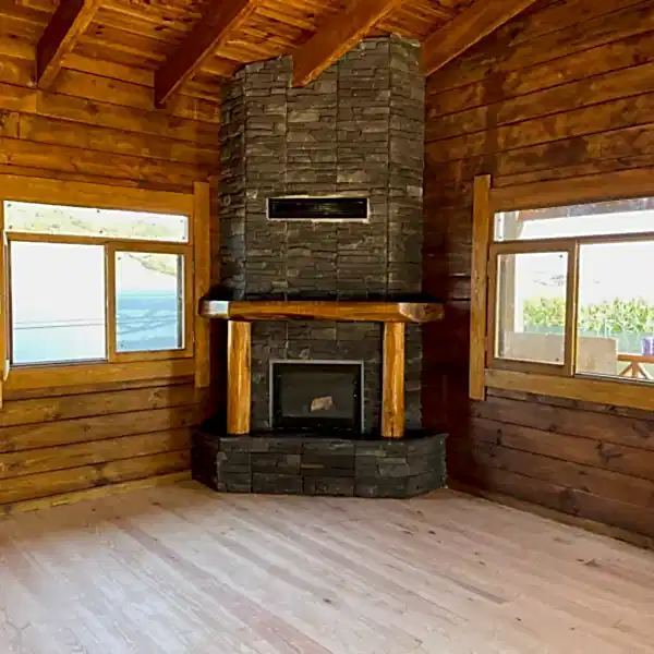 Rustik şömine modeli, doğal taş kaplama ve ahşap kütük detaylı ön görünüm