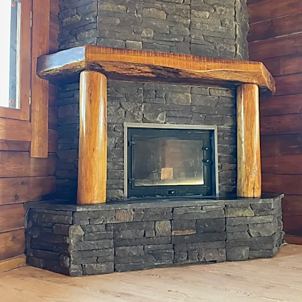 Rustik şömine odun haznesi ve camlı kapak detaylarıyla