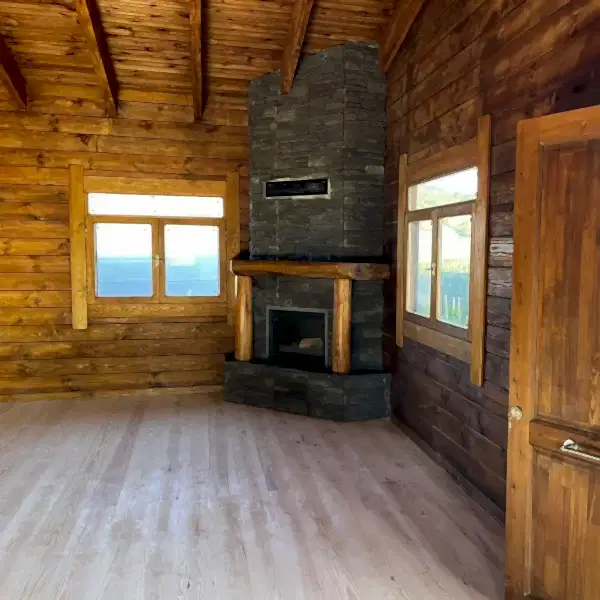 Rustik şömine, yan açıdan görünüm, taş kaplama gövde ve ahşap üst tabla