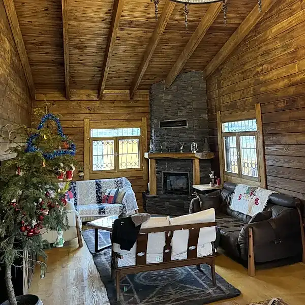 Rustik şömine, doğal taş işçiliği ve masif ahşap detaylarıyla dekoratif görünüm