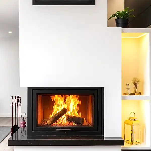 Siyah mermer detaylı odunlu modern şömine – ön cephe görünümü