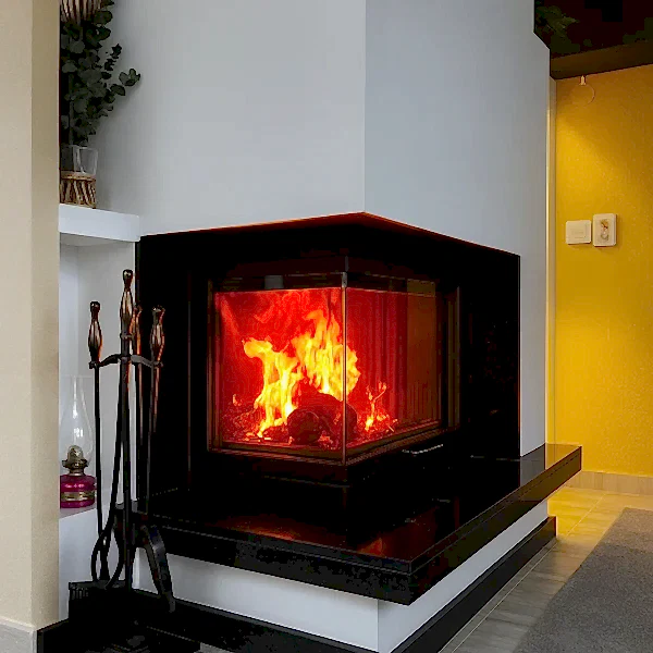 Köşe camlı modern şömine modeli – yan cepheden görünüm