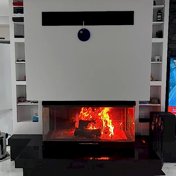 Modern şömine modelleri – siyah mermer tabanlı, üç camlı odunlu şömine